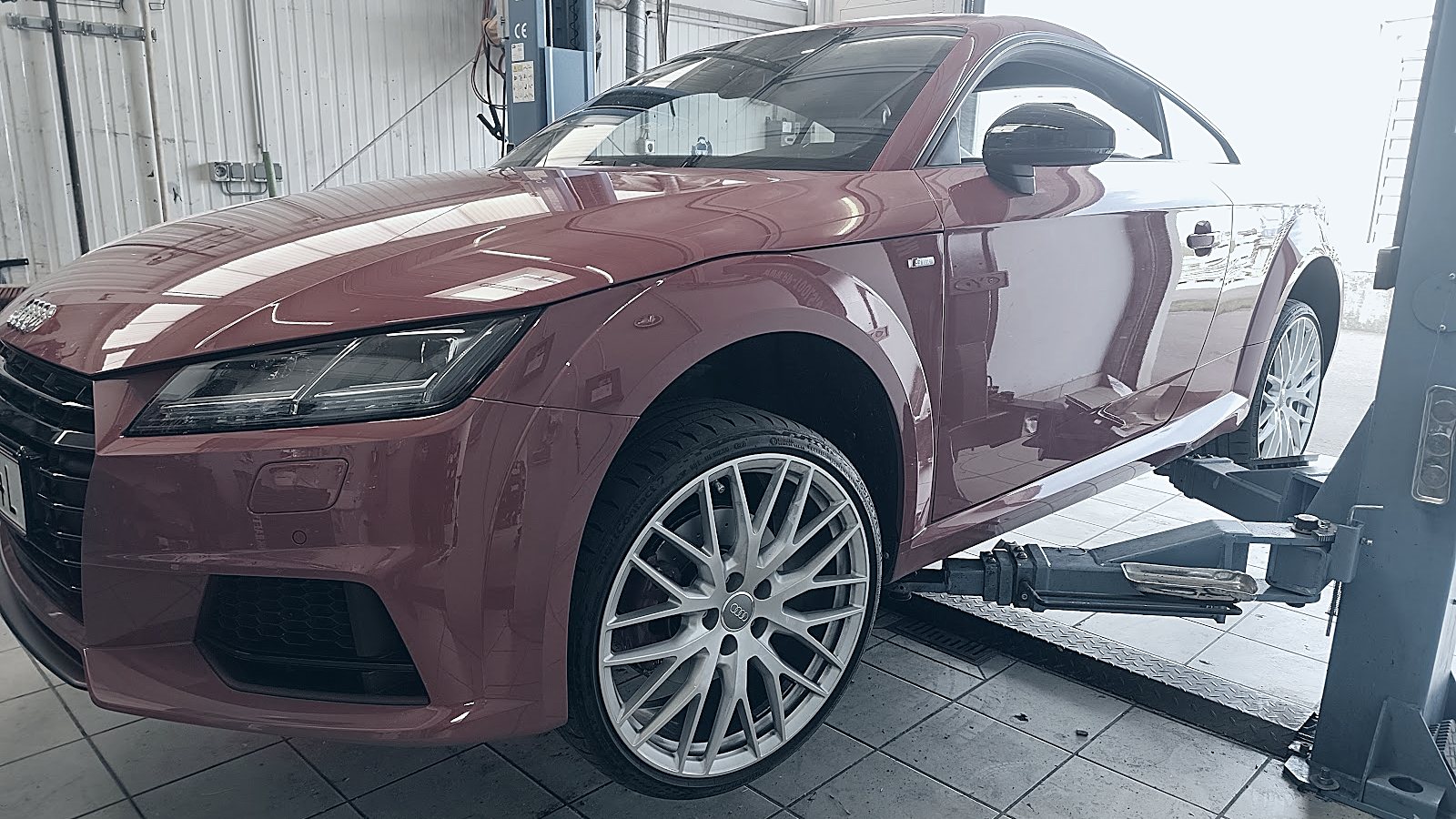 Fahrzeug auf der Hebebühne in der Halle von Car Care Krems