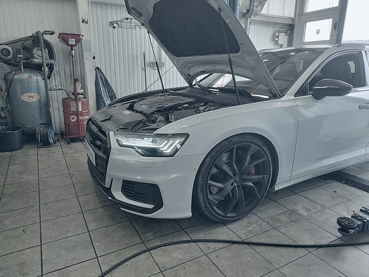 Fehlersuche bei Car Care Krems: Audi mit geöffneter Motorhaube in der Halle in Krems