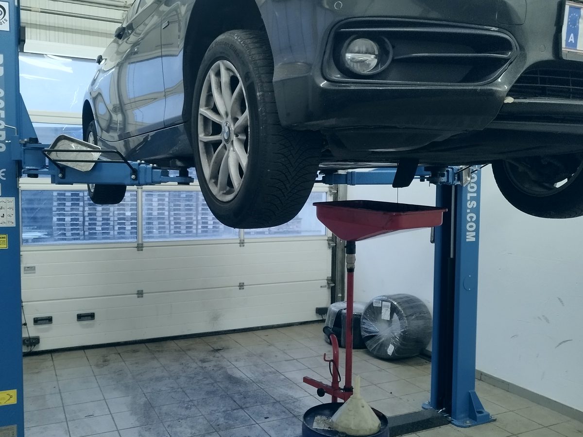 Auto auf der Hebebühne bei Car Care Krems, Ölauffangwanne untergestellt