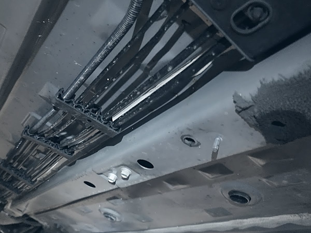 Unterboden von unten in der Halle von Car Care Krems